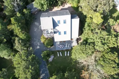 aerial-view-of-a-house-on-the-island-of-marthas-vi-2025-02-10-06-45-16-utc Rumah Lingkungan Hijau Asri