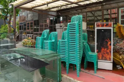 chairs-and-tables-restaurant-temporarily-closed-d-2024-10-18-09-01-34-utc Ruko Strategis Dekat Pasar