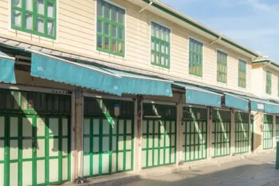 chairs-and-tables-restaurant-temporarily-closed-d-2024-10-18-09-52-18-utc Ruko Kompleks Perdagangan Pusat