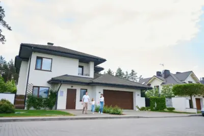 family-going-from-new-modern-townhouse-outdoors-in-2024-10-22-04-51-42-utc Rumah Kontemporer Nyaman Untuk Keluarga